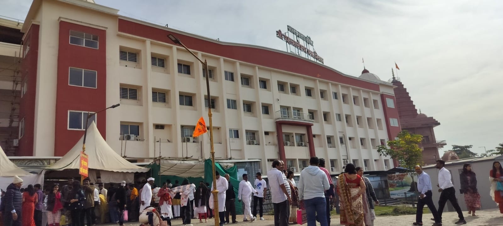 Devotees at Bhakti Niwas entrance